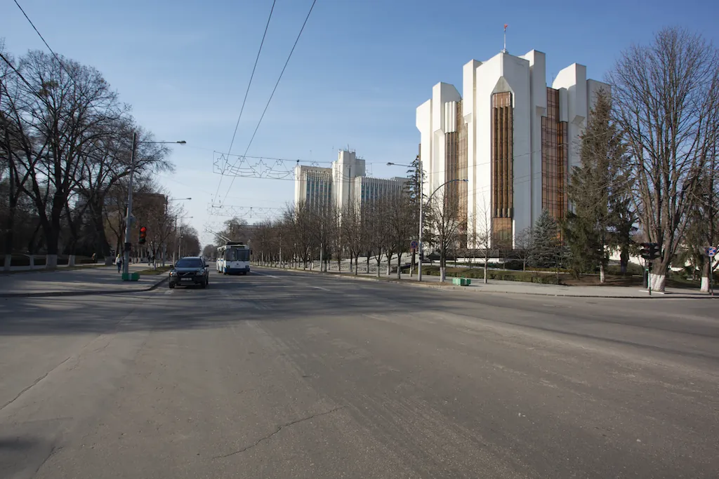 Bulevardul Ștefan cel Mare din Chișinău, cu carosabil larg mărginit de copaci