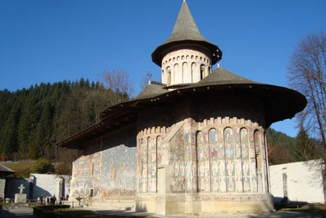 Mănăstirea Voroneț din Bucovina, cu pereții exteriori pictați