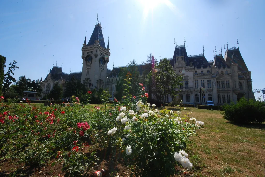 Palatul Culturii din Iași, clădire neogotică cu turn cu ceas